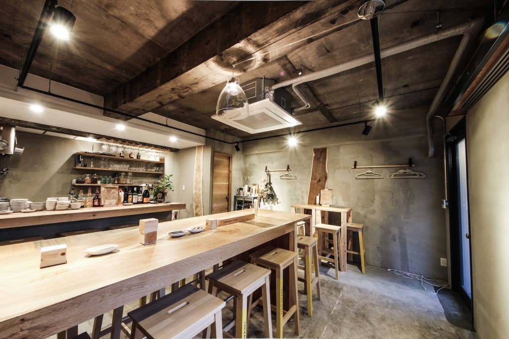 居酒屋（TORIKARA STAND）／内装デザイン事例のカウンター・テーブル