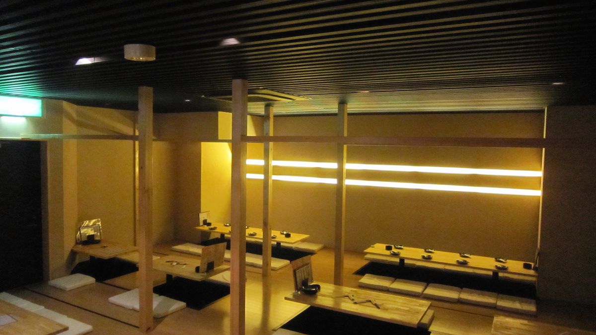 和風居酒屋、間接照明を多用した内装デザイン