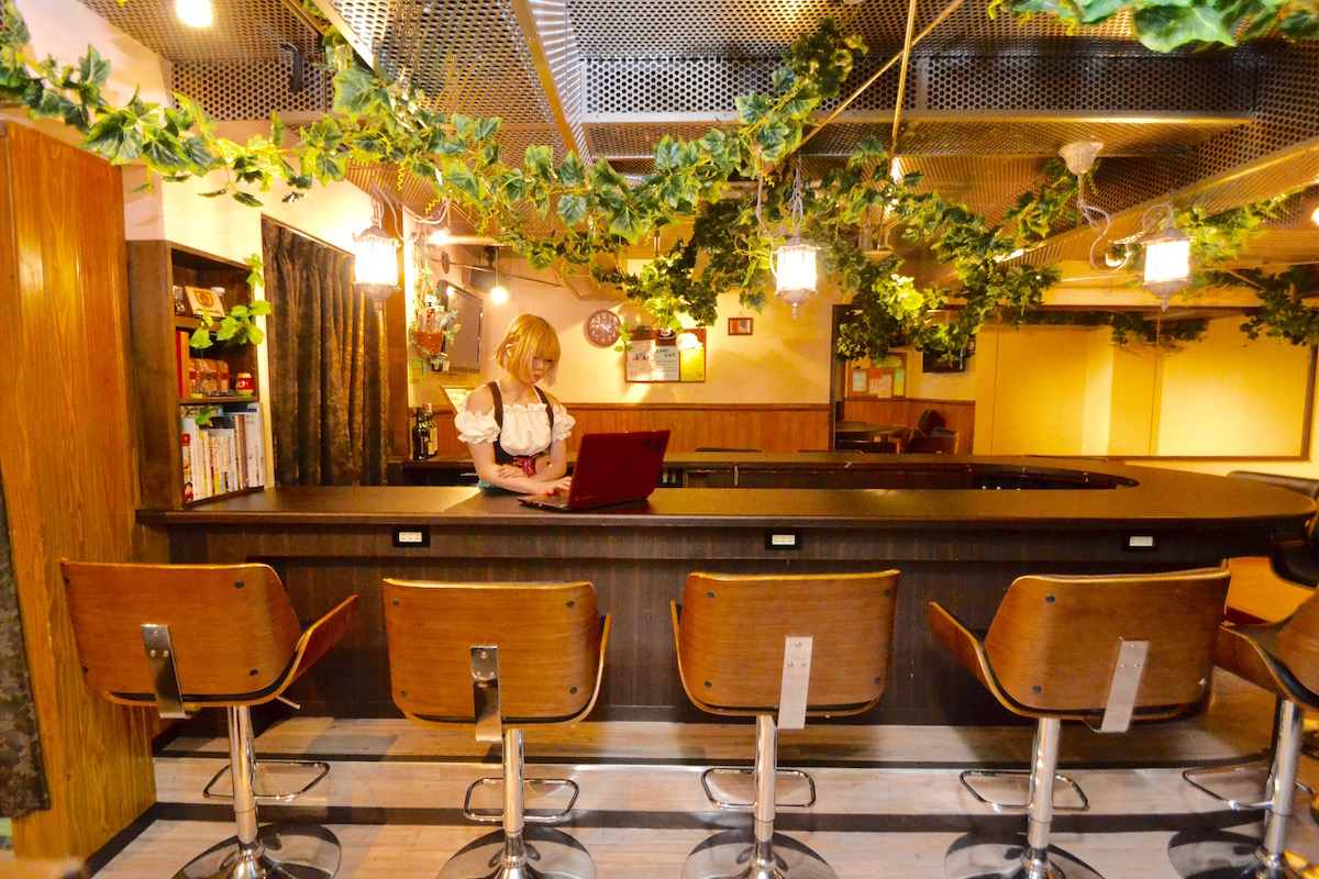 コンセプトカフェ内装工事店主の思いが見事に具現化された幻想的なデザイン