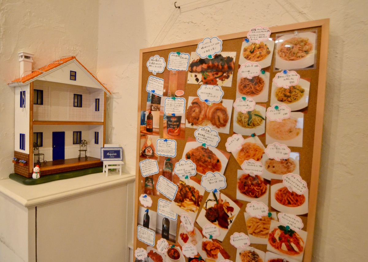 白壁が印象的なイタリアンレストラン