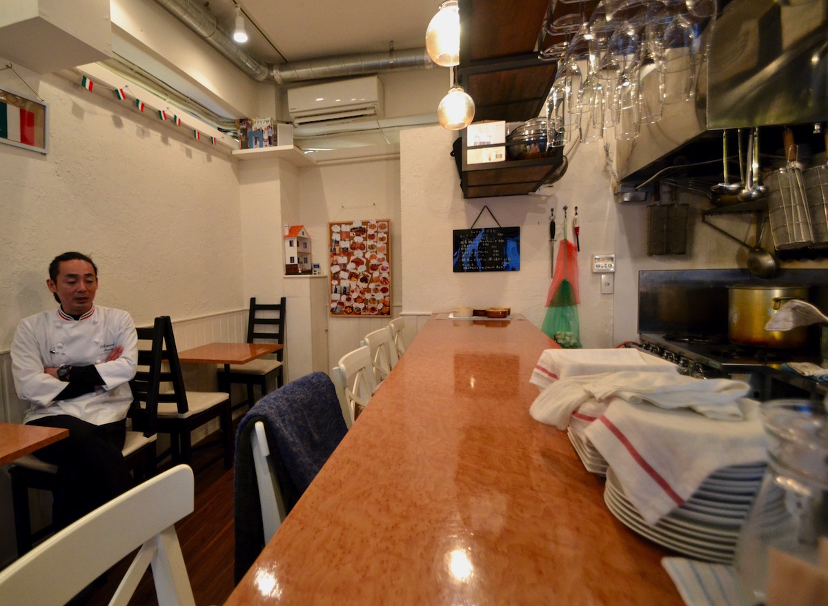 白壁が印象的なイタリアンレストラン