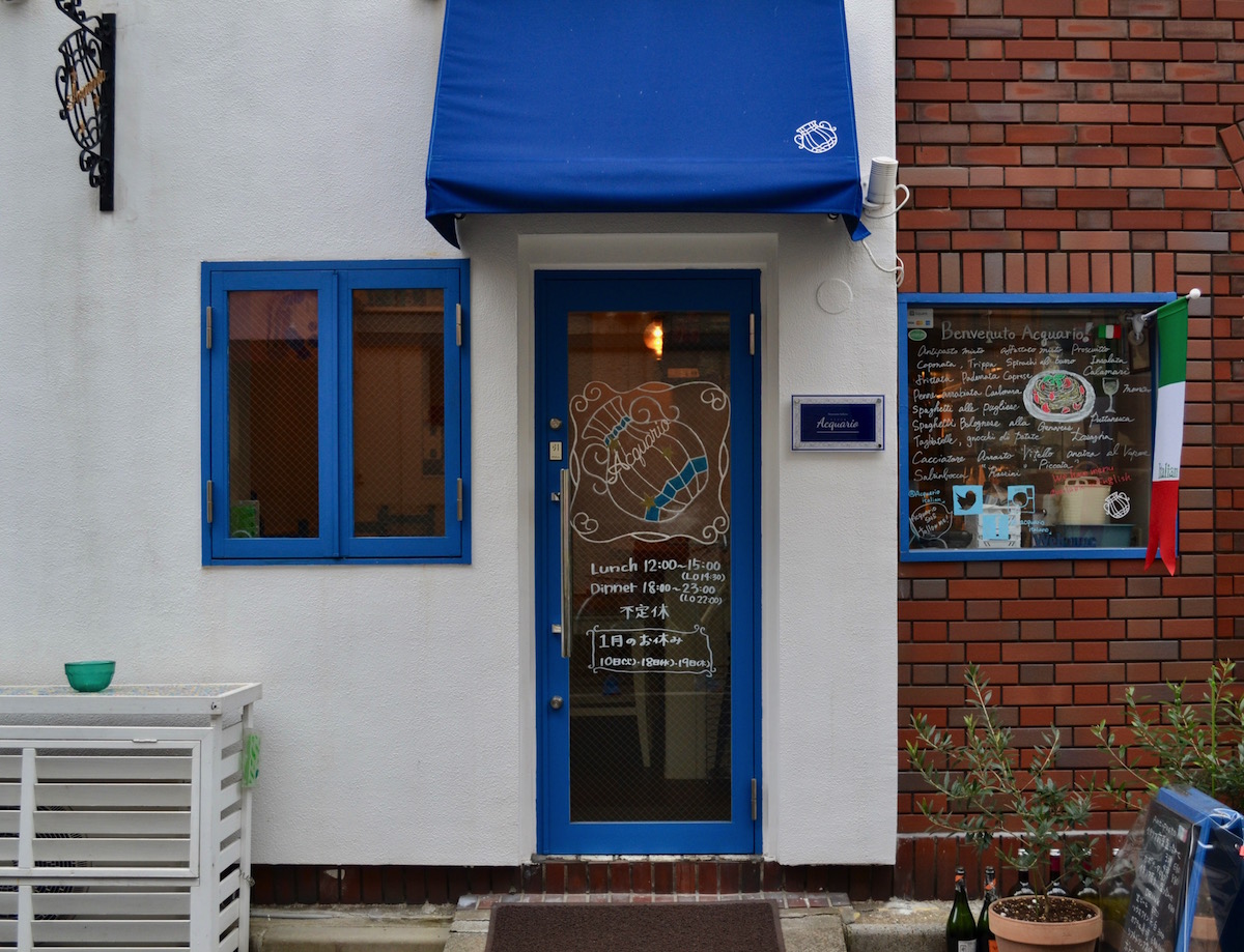 白壁が印象的なイタリアンレストラン