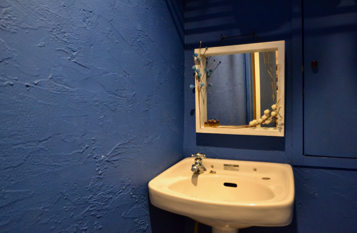 白壁が印象的なイタリアンレストラン