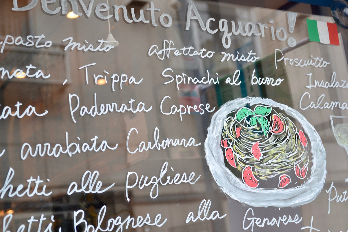 白壁が印象的なイタリアンレストラン