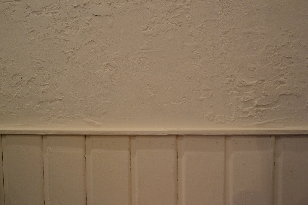 白壁が印象的なイタリアンレストラン