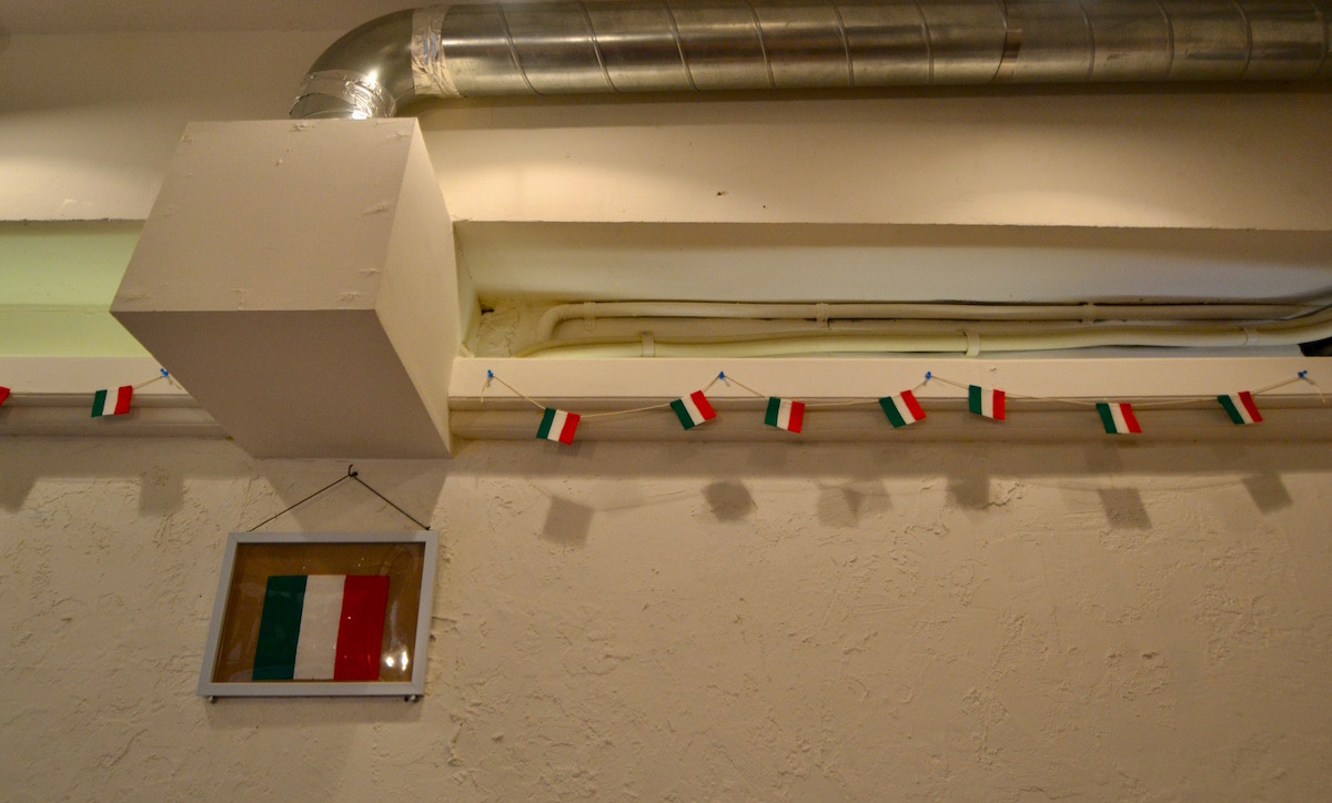 白壁が印象的なイタリアンレストラン