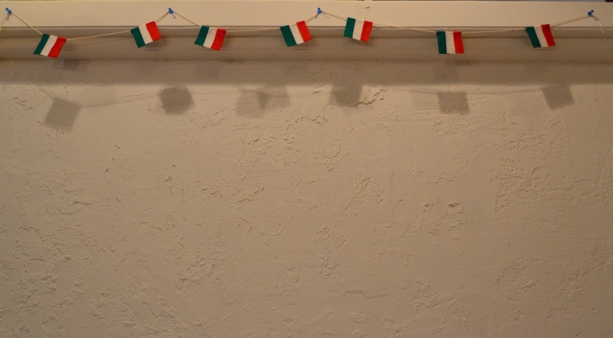 白壁が印象的なイタリアンレストラン