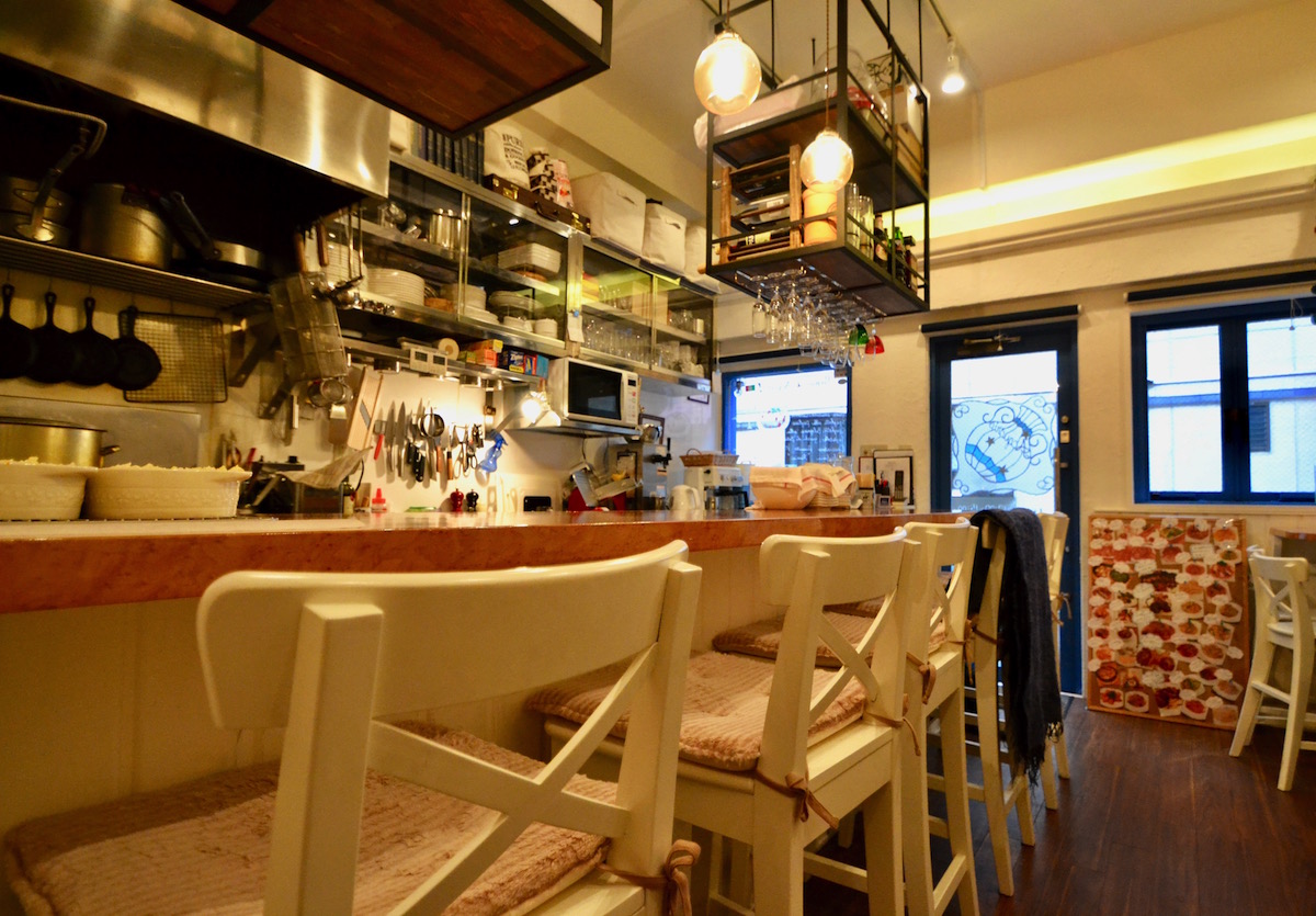 白壁が印象的なイタリアンレストラン