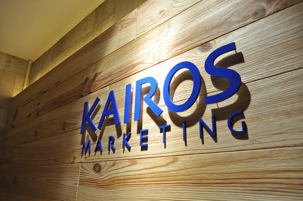 カフェ風の雰囲気を取り入れたウッド調のオフィス