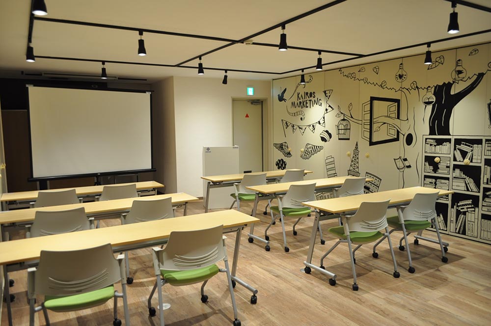 カフェ風の雰囲気を取り入れたウッド調のオフィス