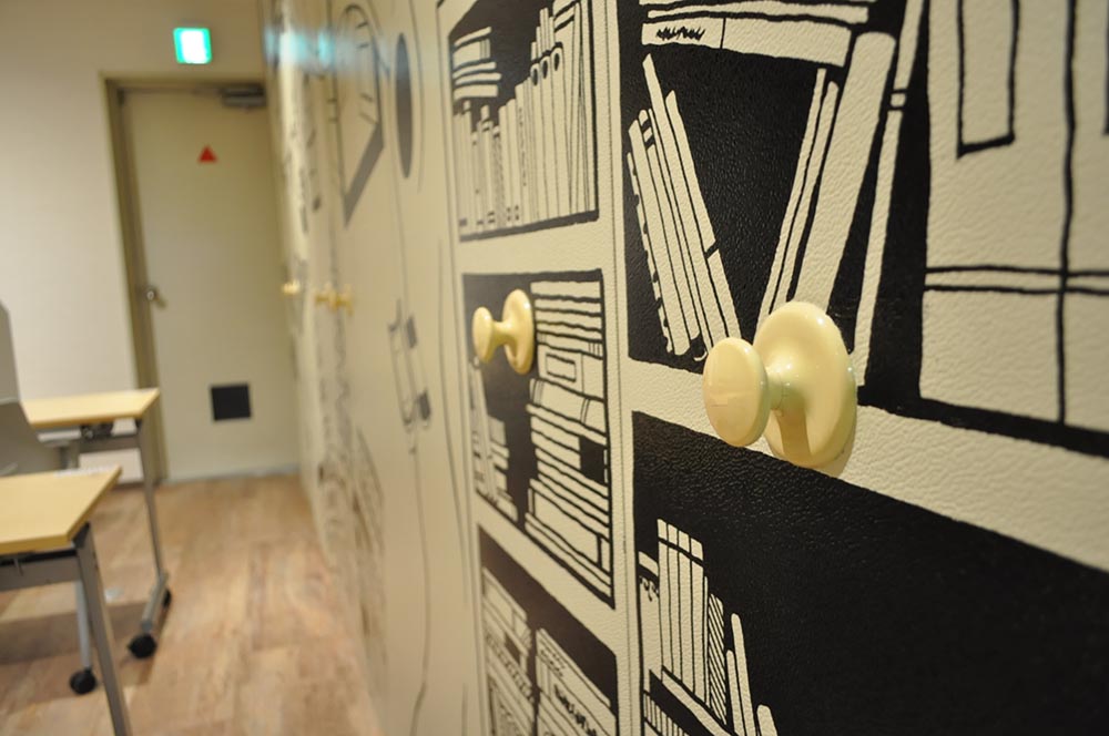 カフェ風の雰囲気を取り入れたウッド調のオフィス