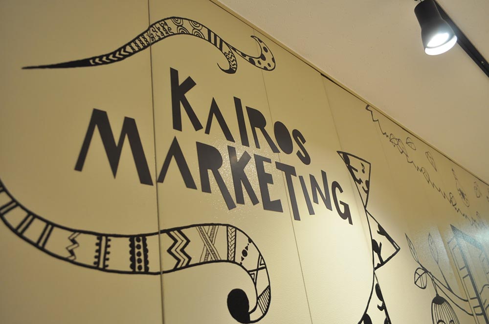 カフェ風の雰囲気を取り入れたウッド調のオフィス