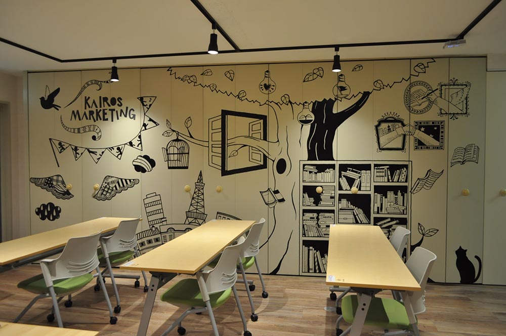 カフェ風の雰囲気を取り入れたウッド調のオフィス